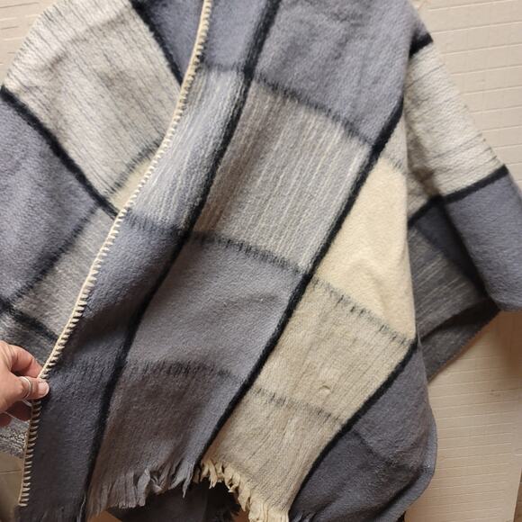 Vintage Wool poncho Serape Plaid Gray Cream Black One Size Wrap Cape - Picture 7 of 7